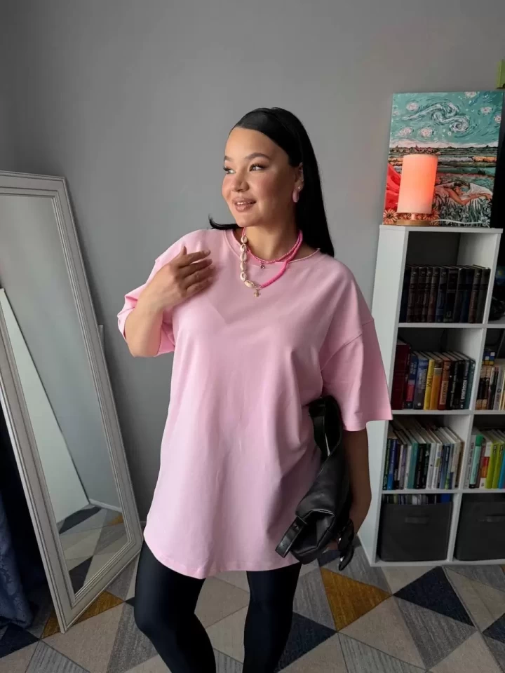 Футболка нежно-розового оттенка.